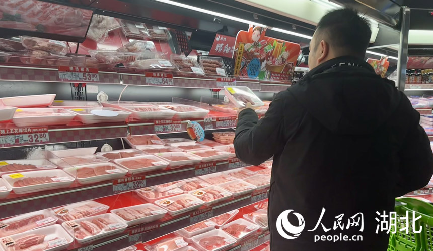 武漢商超里，市民正在選購(gòu)商品。人民網(wǎng)記者 張沛攝