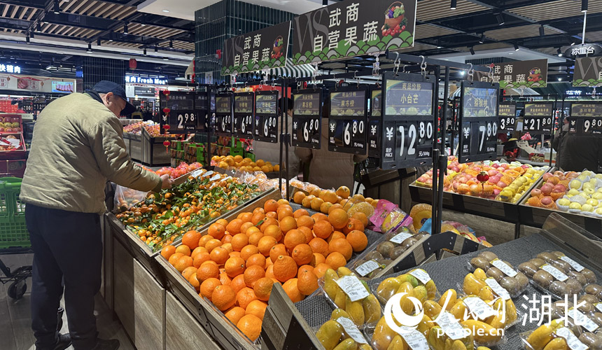 武漢商超里，市民正在選購商品。人民網(wǎng)記者 張沛攝