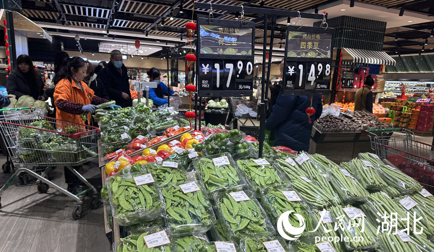 武漢商超里，市民正在選購商品。人民網(wǎng)記者 張沛攝