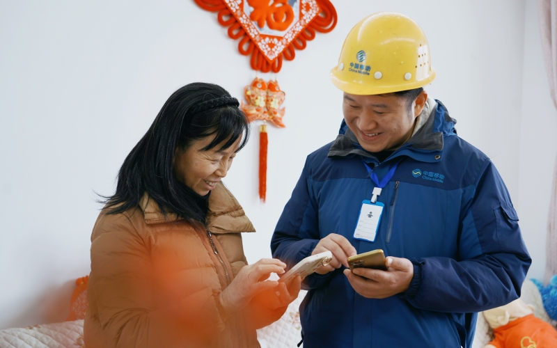 湖北移動(dòng)工作人員傾聽(tīng)用戶(hù)訴求解決用戶(hù)用網(wǎng)問(wèn)題。