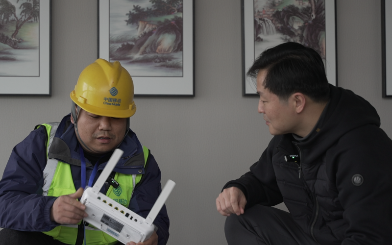 移動(dòng)工作人員貼心地為用戶(hù)講解千兆寬帶知識(shí)。