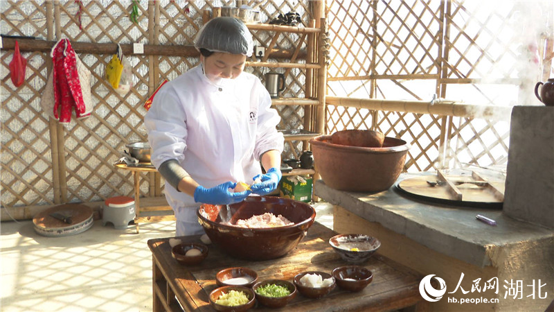 傳統(tǒng)的巴河魚丸是全手工制作。