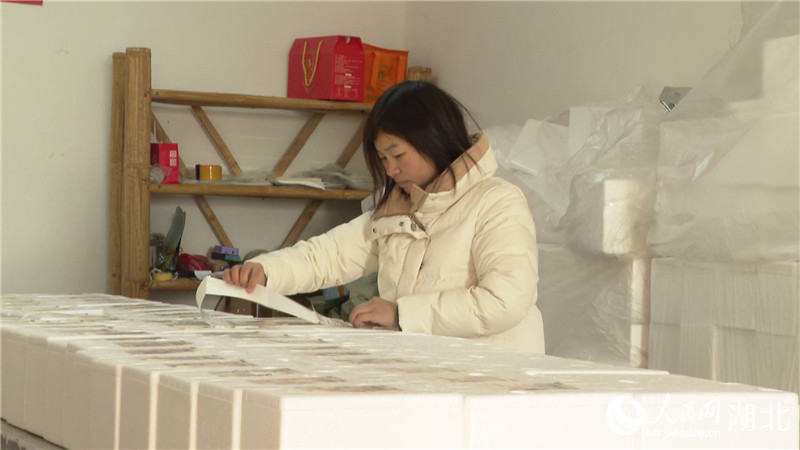 陳新芳在核對年前要發(fā)出的魚丸。