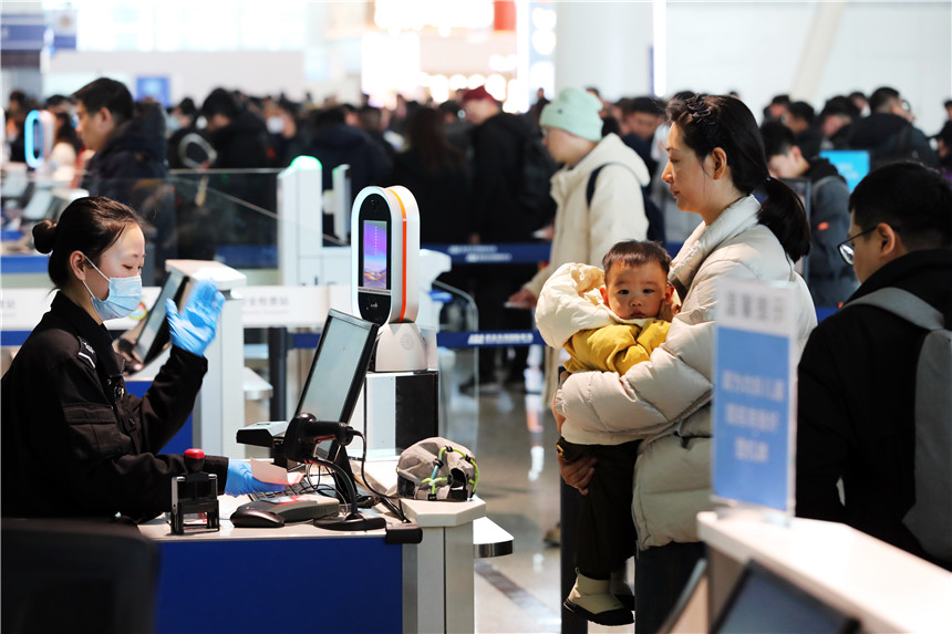 旅客正在排隊(duì)。湖北機(jī)場(chǎng)集團(tuán)供圖