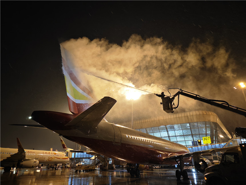 工作人員正在為飛機(jī)除冰。湖北機(jī)場集團(tuán)供圖