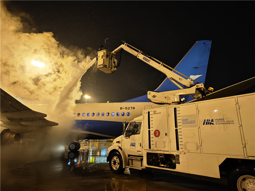 除冰作業(yè)。湖北機場集團供圖