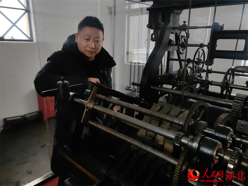 張主鋒正調(diào)試原始的主機機芯。人民網(wǎng)記者 肖璐欣攝