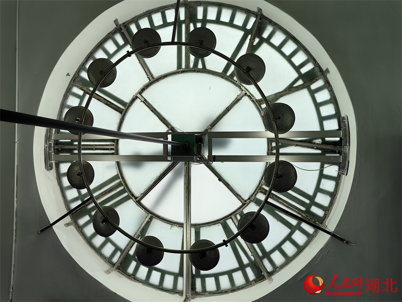 塔鐘第三層看到表盤的背面。人民網(wǎng)記者 肖璐欣攝