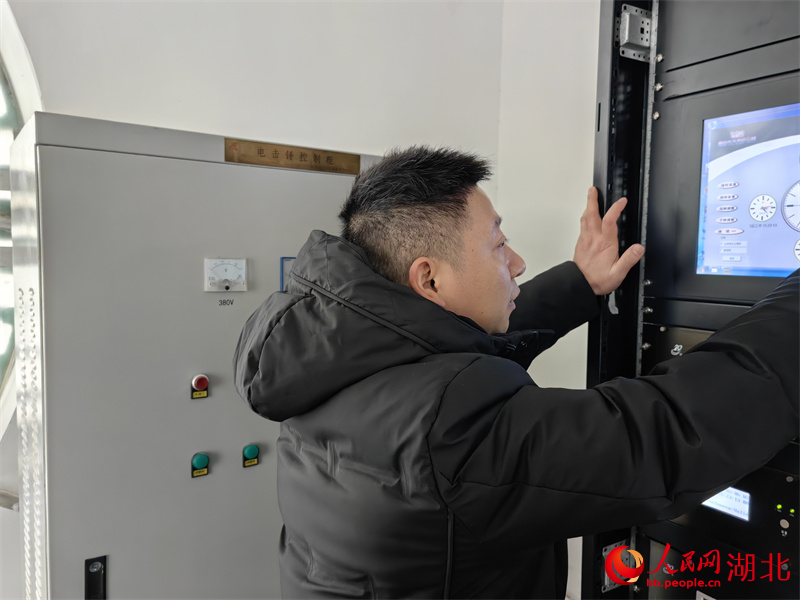 張主鋒檢查校準液晶面板上的數(shù)據(jù)。人民網(wǎng)記者 肖璐欣攝