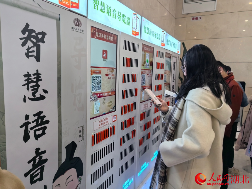 市民紛紛租借智慧語音導(dǎo)覽設(shè)備。人民網(wǎng) 周雯攝
