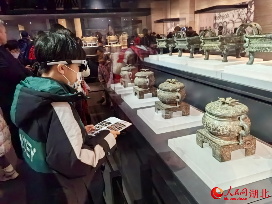 游客帶著AR眼鏡參觀。人民網(wǎng)記者 周雯攝