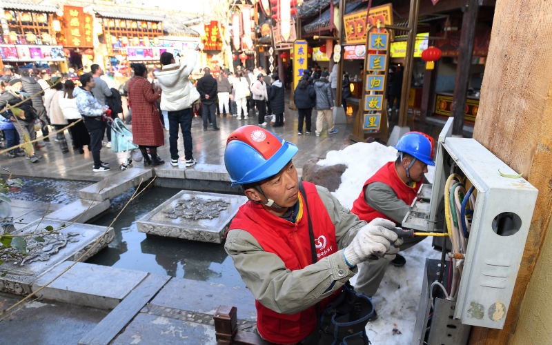 2月11日，在湖北武漢木蘭花鄉(xiāng)景區(qū)，國(guó)網(wǎng)武漢供電公司工作人員對(duì)景區(qū)供電設(shè)備進(jìn)行全面檢查，確保景區(qū)安全穩(wěn)定用電。