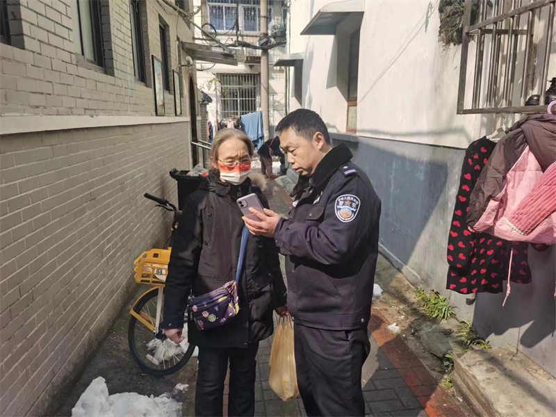 除夕當(dāng)天馮小明在轄區(qū)走訪。