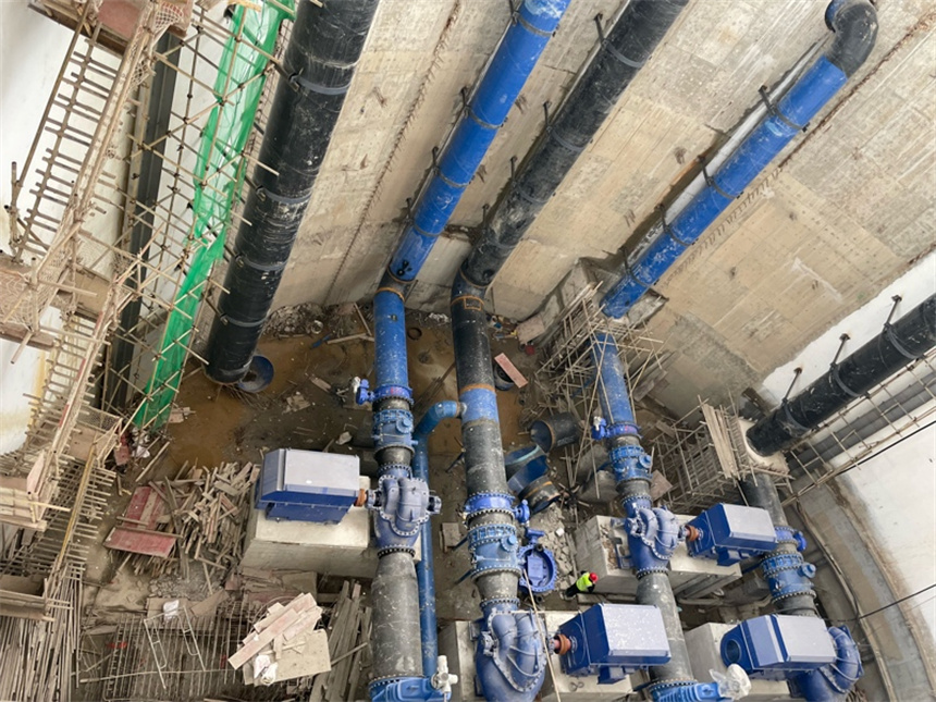 工人在取水泵房里調(diào)試取水設(shè)備。