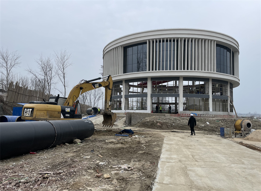 原水取水項(xiàng)目建設(shè)現(xiàn)場，機(jī)械在進(jìn)行綠化等配套項(xiàng)目施工。