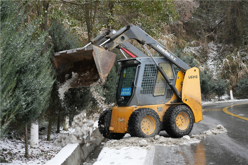 除雪車開展除冰作業(yè)。岳文靜  夏甜攝影報道