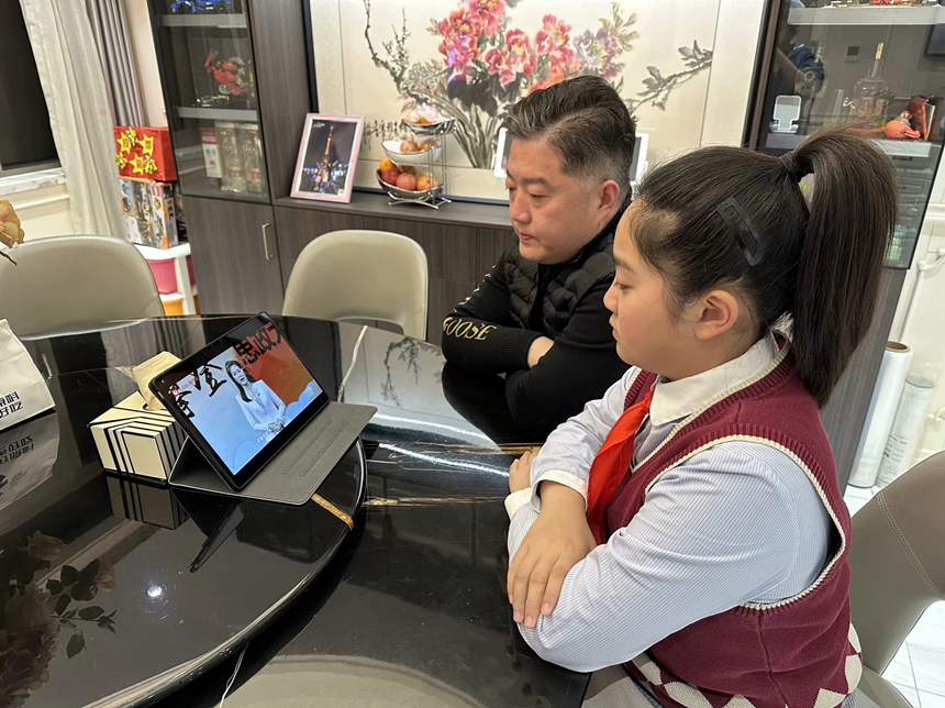 柴林小學李依依正觀看思政大課。受訪者供圖