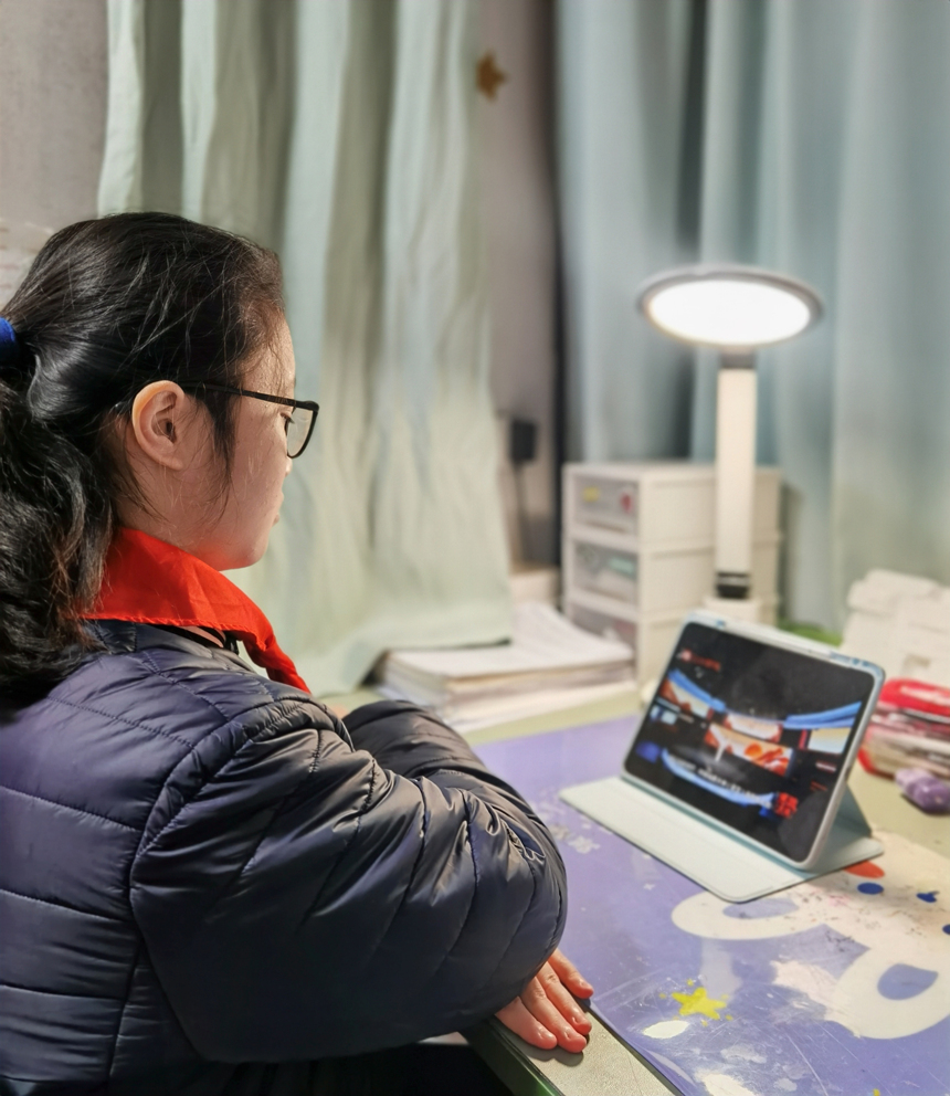 湖北省水果湖第二中學七（7）班  譚智萌觀看思政大課。受訪者供圖