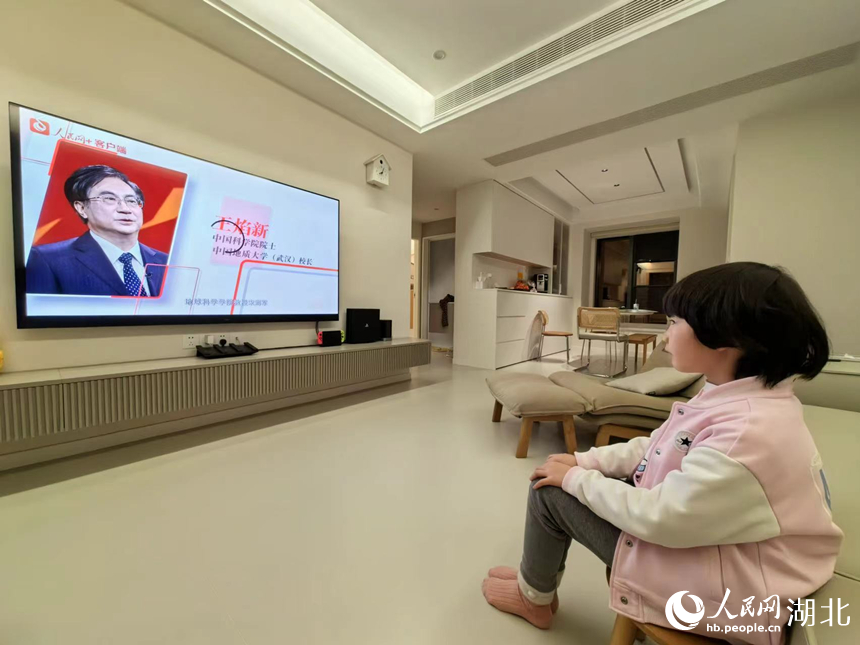 2月26日晚8點(diǎn)，華中科技大學(xué)同濟(jì)醫(yī)學(xué)院附屬小學(xué)宗關(guān)校區(qū)一年級(jí)學(xué)生汪書含準(zhǔn)時(shí)坐在電視機(jī)前，收看開(kāi)學(xué)第一課。人民網(wǎng)記者 周雯攝