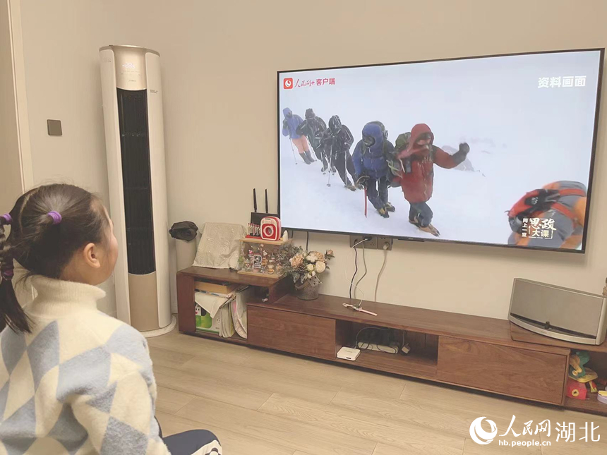 武漢市洪山實驗小學(xué)南校區(qū)二年級高芷霖正在收看思政大課。人民網(wǎng)記者 張雋攝