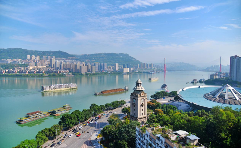 長江萬州段，黃金水道船來船往。付作僑攝