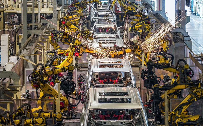 嵐圖汽車智能工廠機(jī)械手正在進(jìn)行車輛組裝。 嵐圖汽車供圖