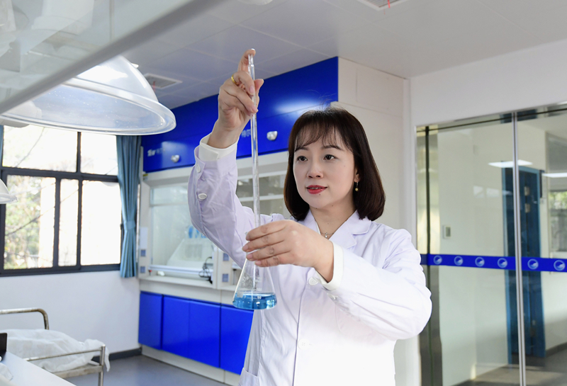 王瓊在武漢宗關水廠化驗室進行水質化驗工作。受訪者供圖