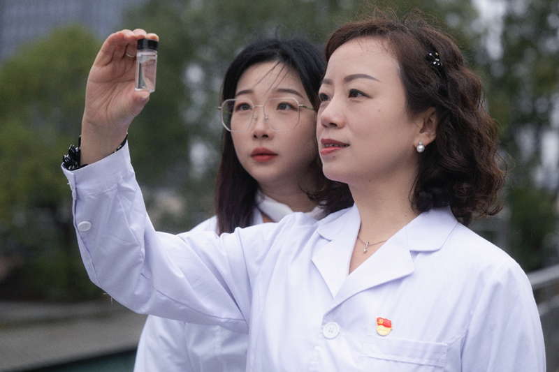 王瓊（右）與同事在武漢宗關水廠對水樣進行觀察。受訪者供圖