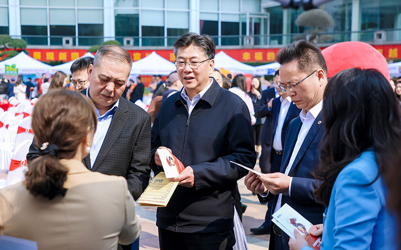 國家金融監(jiān)督管理總局湖北監(jiān)管局主要領(lǐng)導(dǎo)在武漢市西北湖廣場活動現(xiàn)場與市民互動交流。