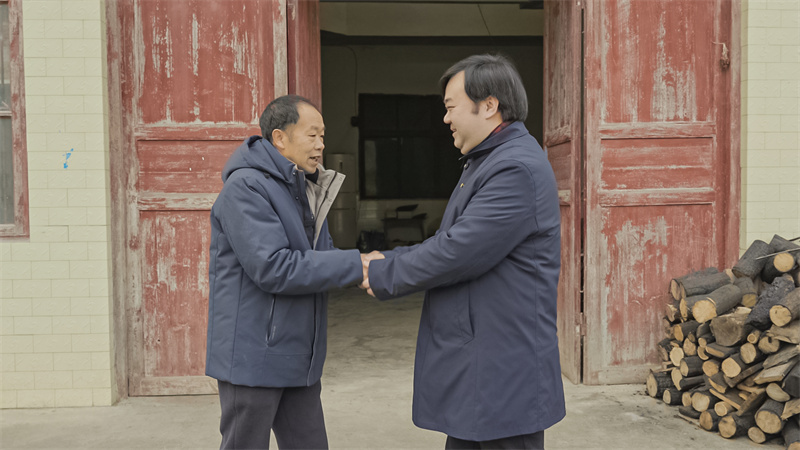 南坪村家中失火的村民緊握駐村工作隊長游毅的手表達感謝。漫天游攝