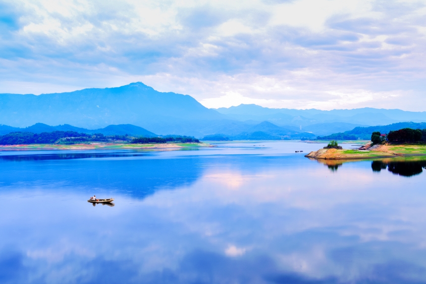 靜謐的梅川水庫。武穴市攝影家協(xié)會供圖