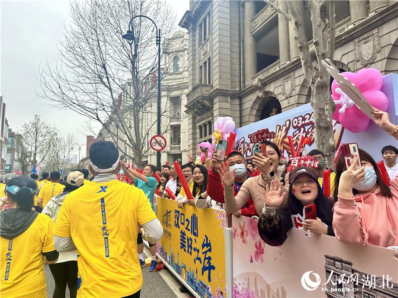 圍觀的市民為選手加油。人民網(wǎng)記者 張沛攝