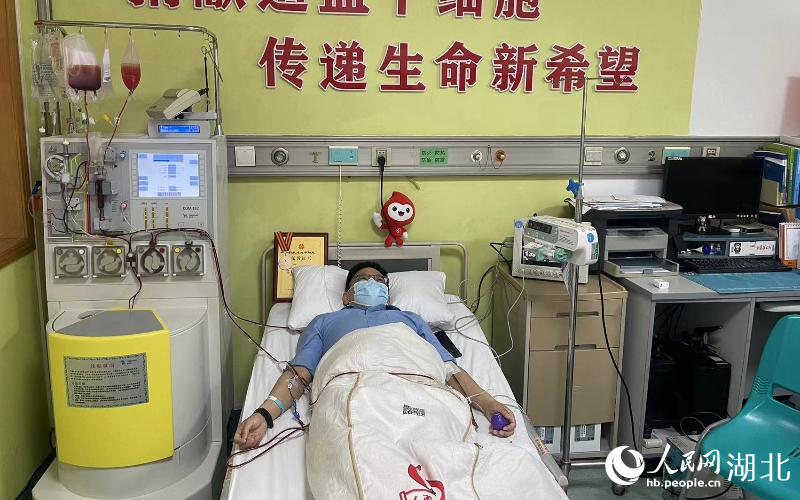 鐘義正在進(jìn)行捐獻(xiàn)。人民網(wǎng)記者 周倩文攝