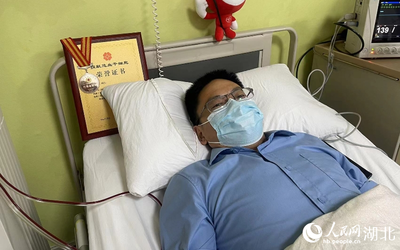 鐘義的床頭擺放著本次捐獻(xiàn)的證書(shū)。人民網(wǎng)記者 周倩文攝