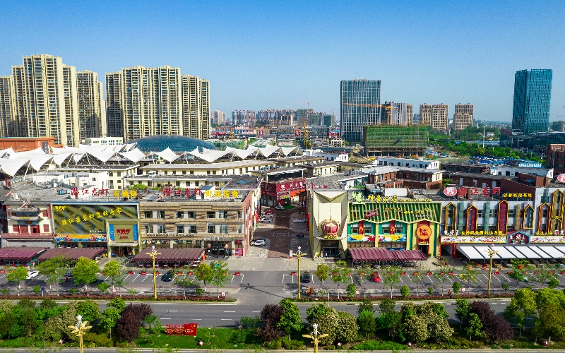 湖北省旅游名街、全國(guó)龍蝦美食網(wǎng)紅打卡地—中國(guó)潛江生態(tài)龍蝦城。潛江市委宣傳部供圖