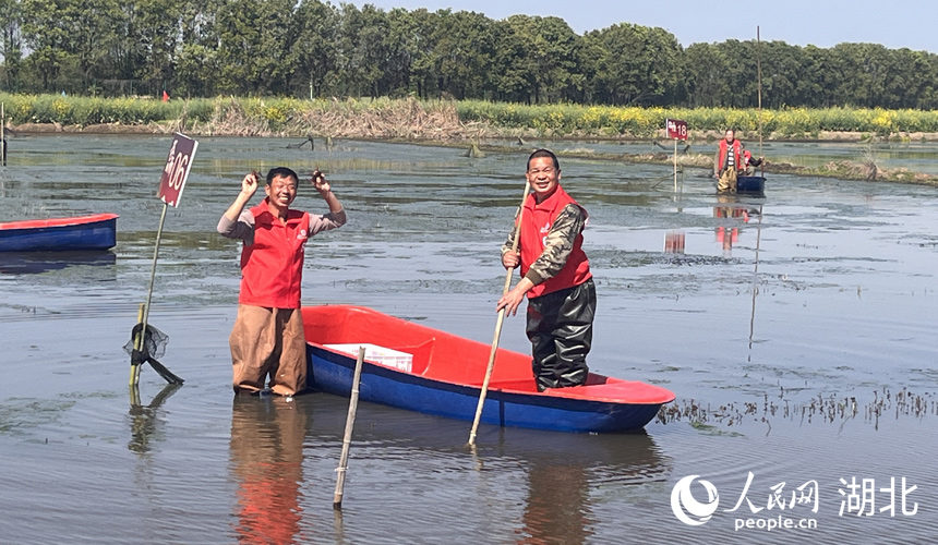 3月30日，在湖北省潛江市龍灣鎮(zhèn)瞄新村蝦稻共作基地，2024“潛江龍蝦”春捕開始。人民網(wǎng)記者 張雋攝