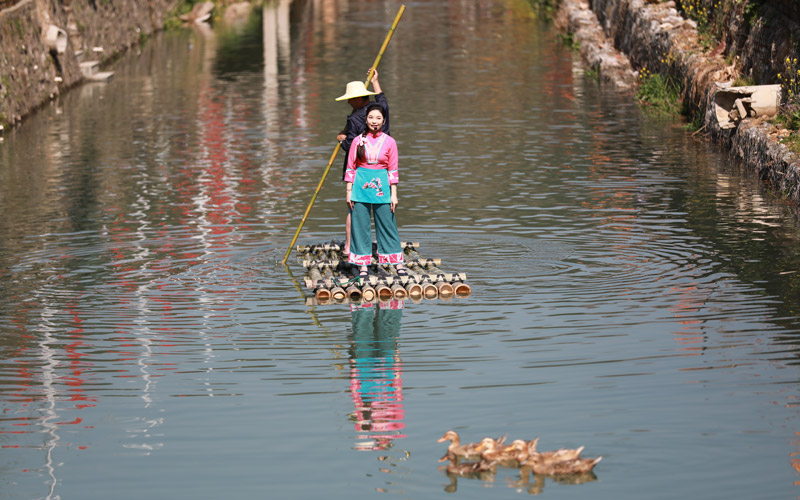 水上竹筏山歌表演。唐成攝