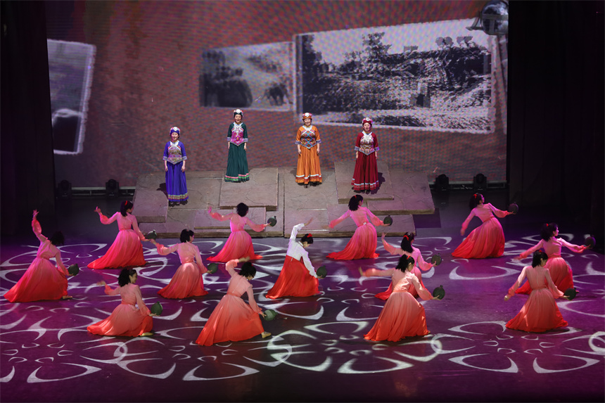 《老兵》原創(chuàng)歌舞劇演出現(xiàn)場。梁冉冉攝