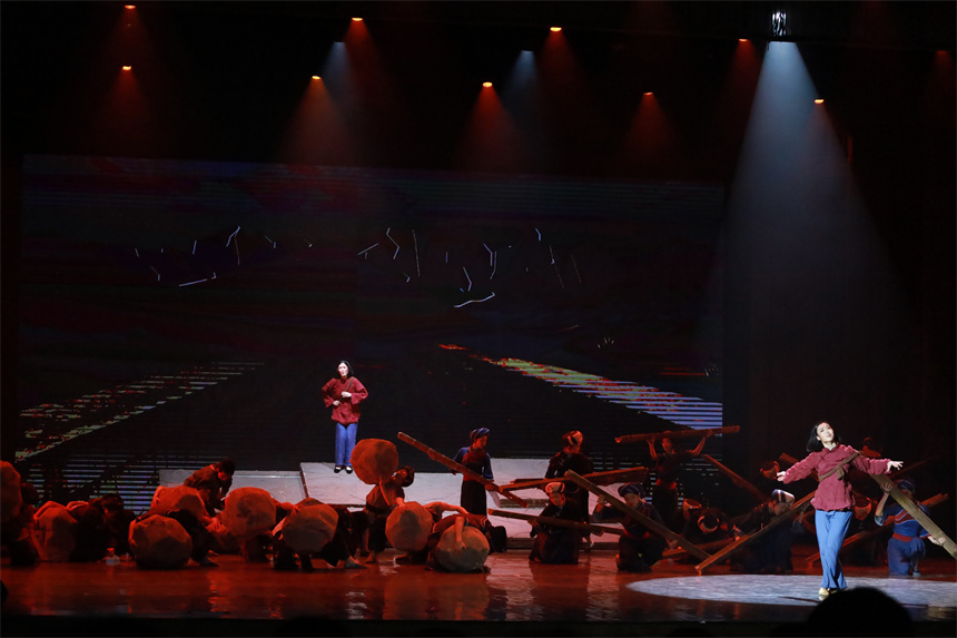 《老兵》原創(chuàng)歌舞劇演出現(xiàn)場。楊馨怡攝