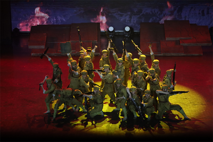 《老兵》原創(chuàng)歌舞劇演出現(xiàn)場(chǎng)。梁冉冉攝