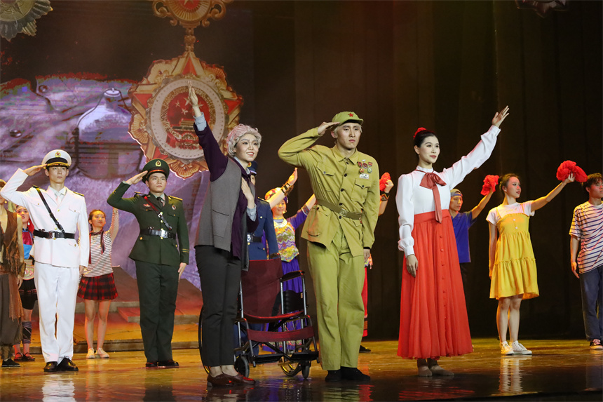 《老兵》原創(chuàng)歌舞劇演出現(xiàn)場(chǎng)。楊馨怡攝