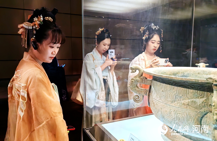 游客在洛陽博物館參觀。人民網(wǎng) 侯琳琳攝