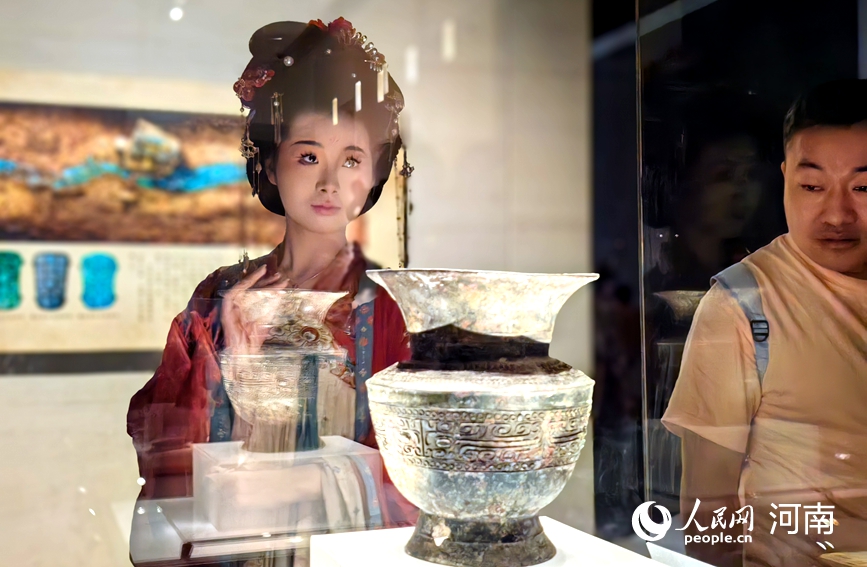 游客在洛陽博物館參觀。人民網(wǎng) 侯琳琳攝