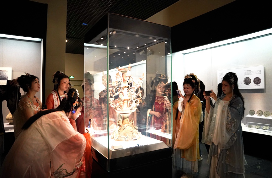 游客在洛陽(yáng)博物館參觀。鄭瑤攝