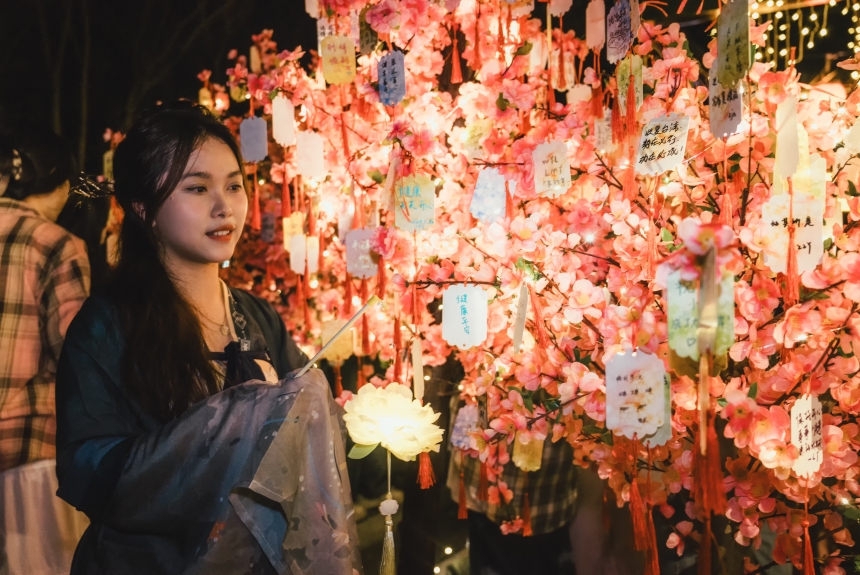 中國(guó)地質(zhì)大學(xué)(武漢):千盞花燈點(diǎn)亮未來(lái)【2】