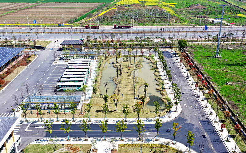 廠區(qū)東南角的“中水”蓄水池。張娜攝