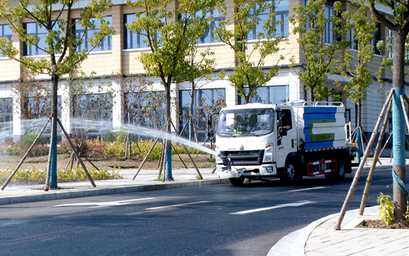 灑水車取用中水灌溉廠區(qū)植物。張娜攝