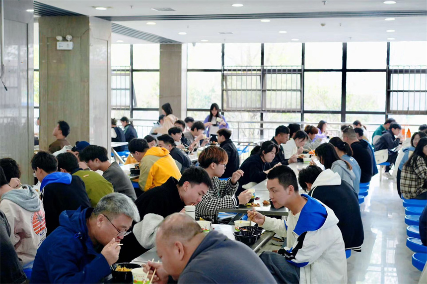 武漢晴川學(xué)院校園美食文化節(jié)：品魚香 享和美