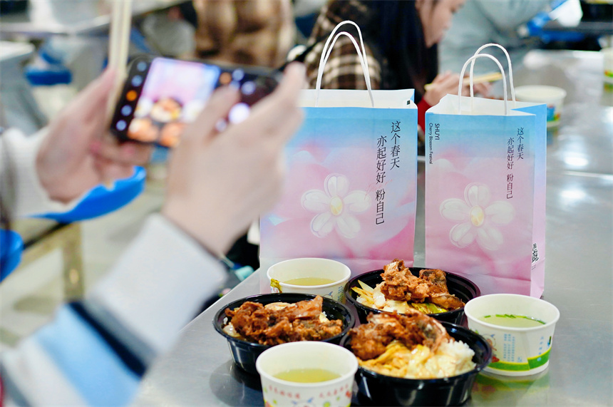 武漢晴川學院校園美食文化節(jié)：品魚香 享和美