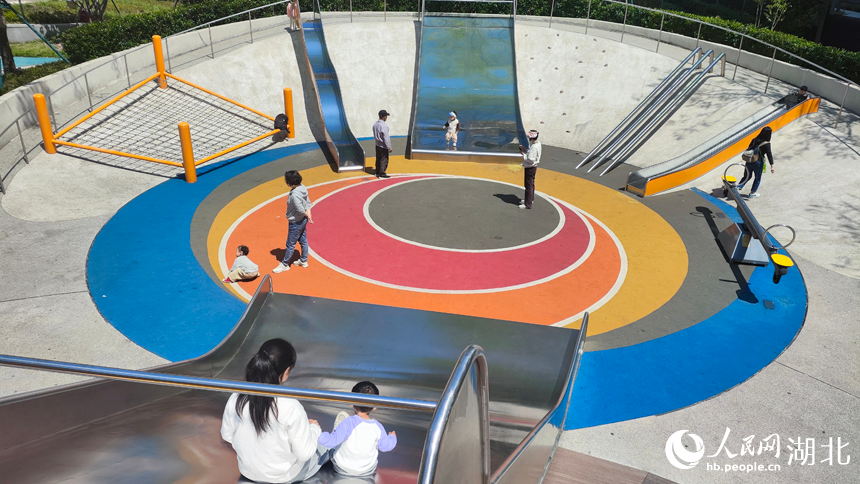武漢蟲洞公園，不少家長帶著孩子玩耍。人民網(wǎng)記者 王郭驥攝